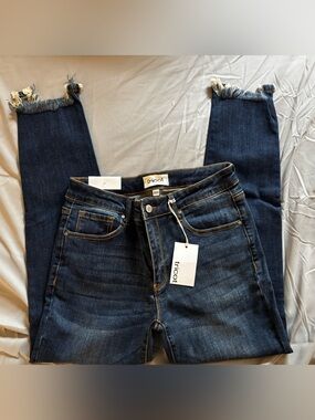 Tricot Dark Wash Skinny Jeans Size 9/29 Mid Rise Ankle Raw Hem NWT